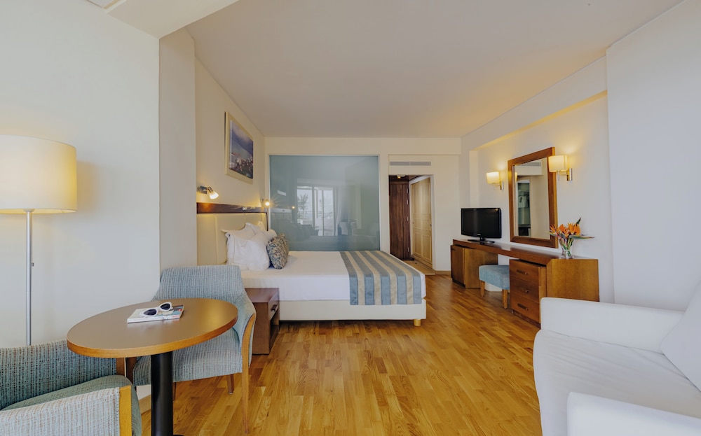 Junior Suite, Partial Sea View photo 2
