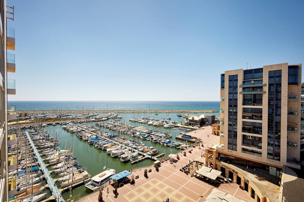 Studio Suite, 1 Queen Bed, Sea View thumbnail 5