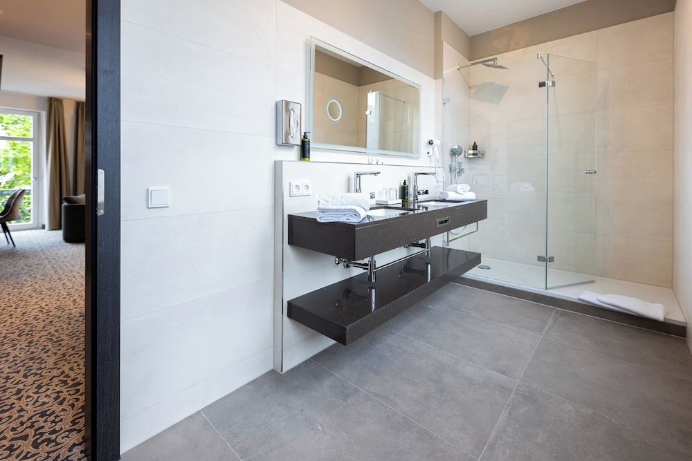 Business Double Room, 1 Queen Bed - Photo 6