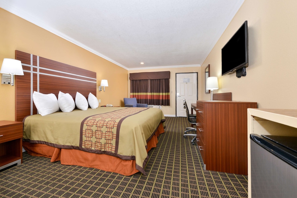 Room, 1 King Bed, Smoking - Photo 3