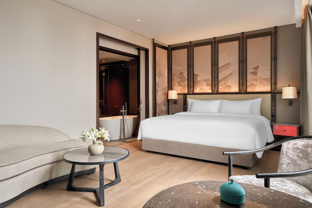Deluxe Room, 1 King Bed, Corner