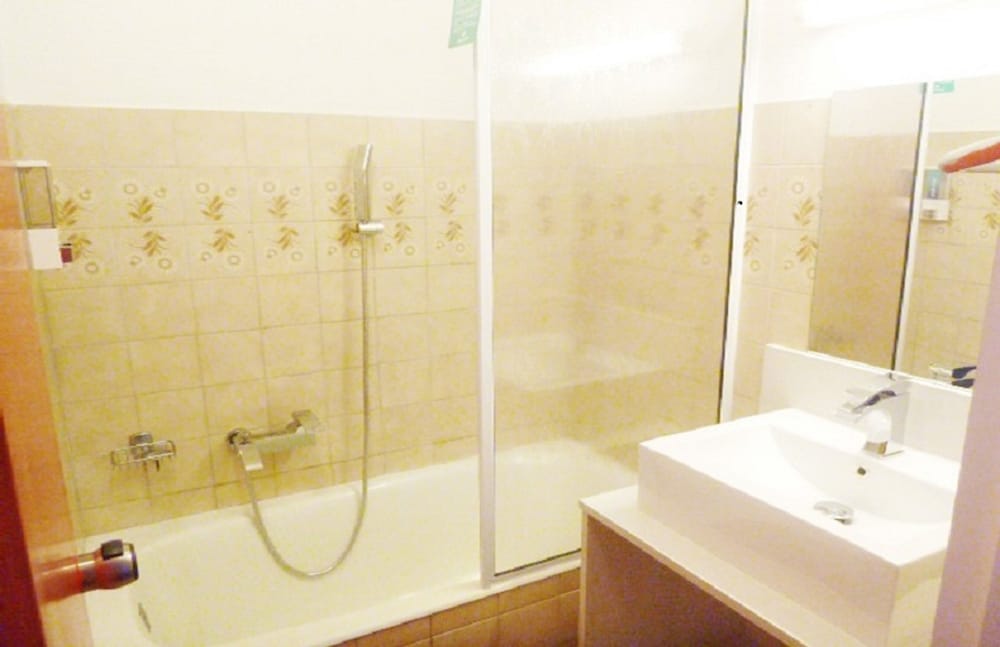 Budget Double Room located outside Nouvata resort - 5 min walk from Reception photo 2