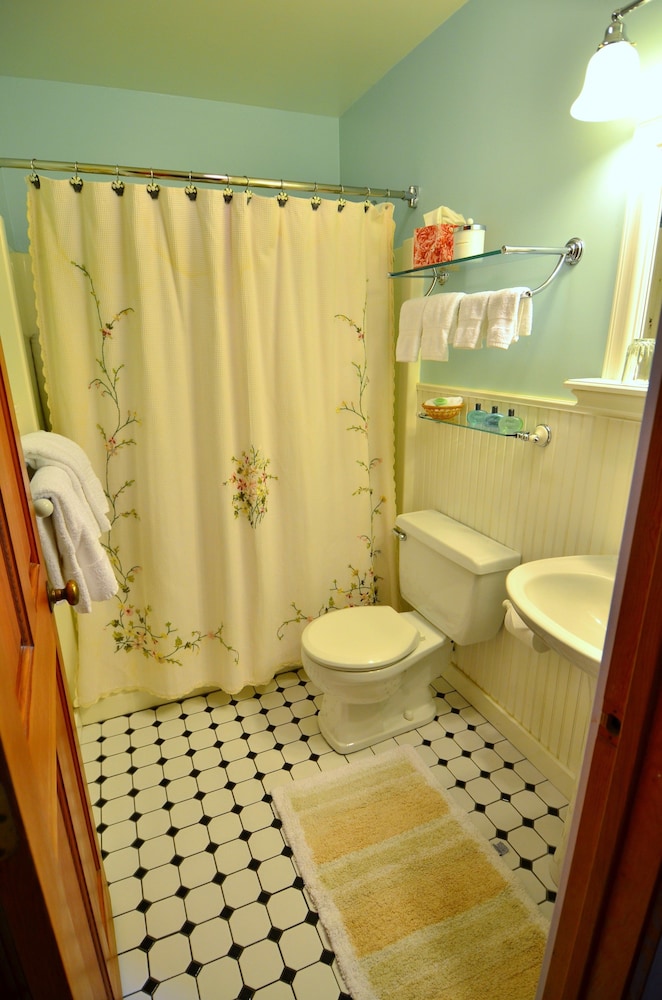Romantic Suite, 1 King Bed, Jetted Tub photo 3