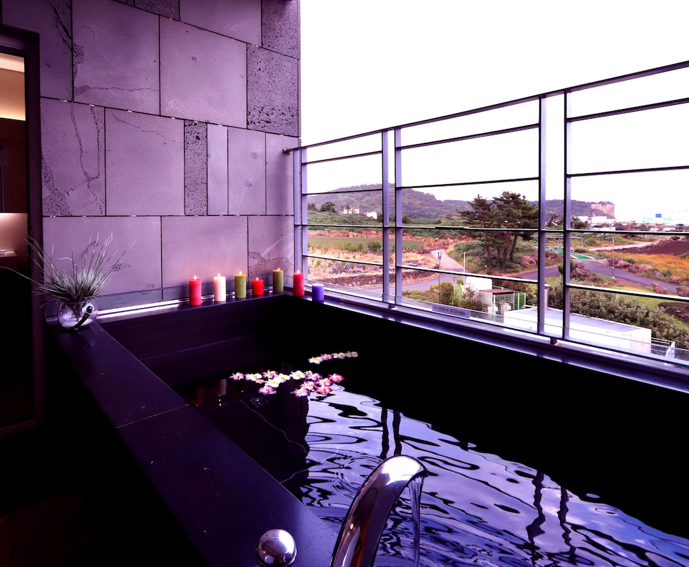 Luxury Suite, 2 Bedrooms, Hot Tub, Ocean View photo 2