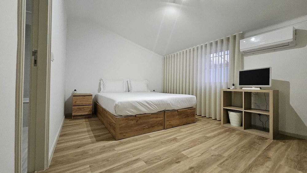 Superior Room, 1 King Bed, Non Smoking, Private Bathroom (Quarto C5)