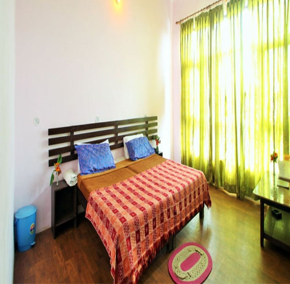 Deluxe Room, 1 Double Bed, Smoking, Mountain View