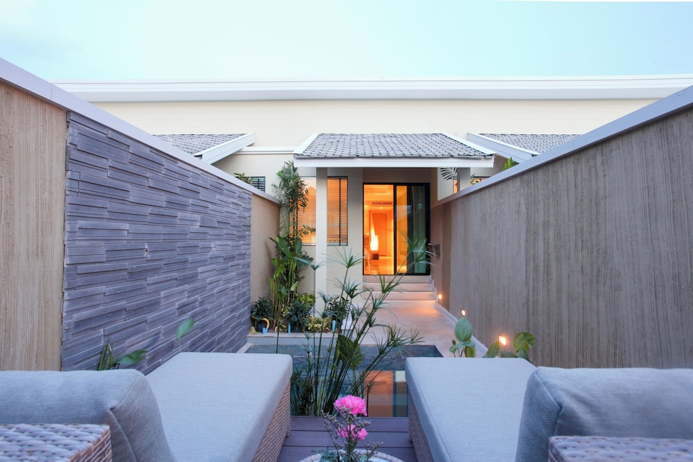 Pool Suite - Photo 5