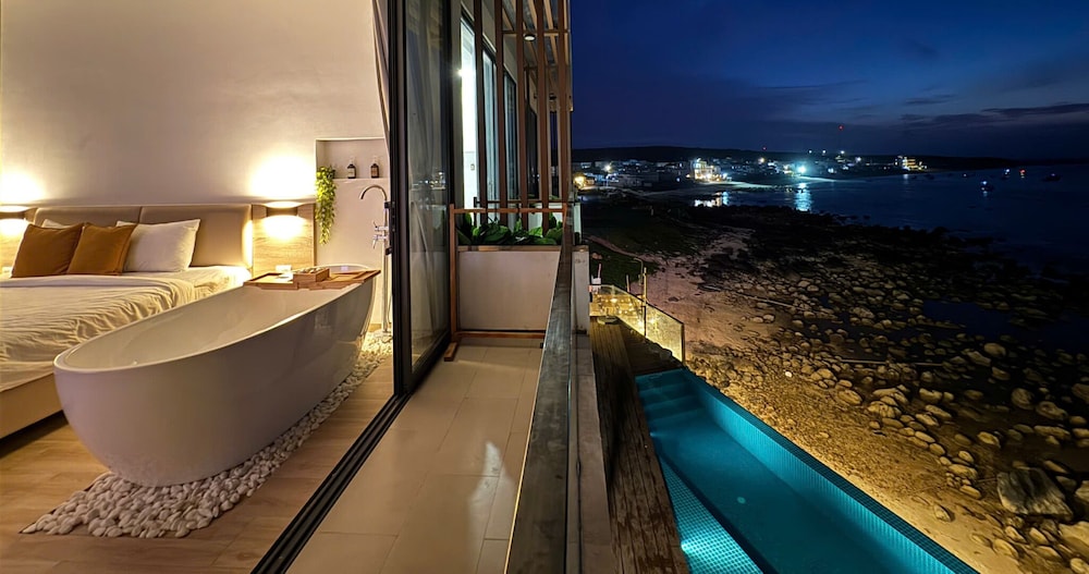 Superior Double Room, 1 King Bed, Balcony, Ocean View photo 2