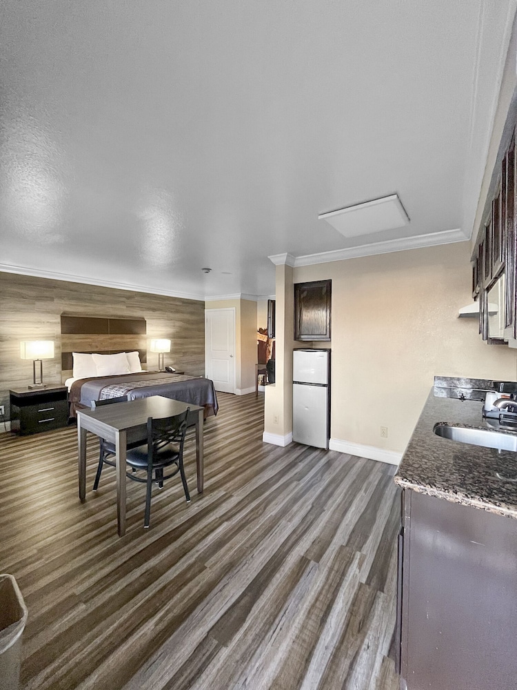 Standard Room, 1 Queen Bed, Kitchen photo 1