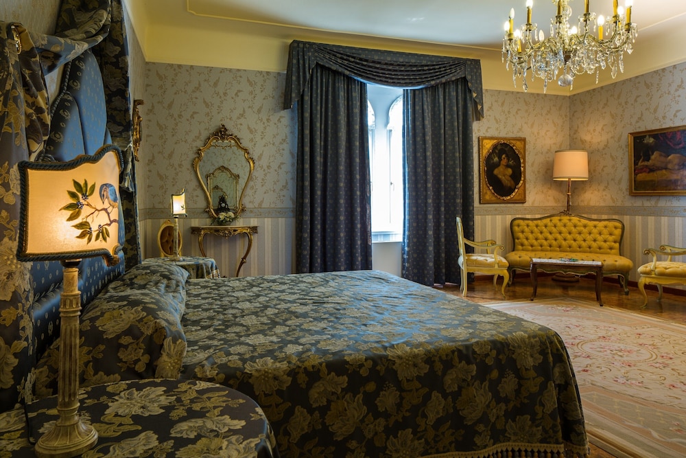 Junior Suite, 1 Queen Bed, Non Smoking photo 2