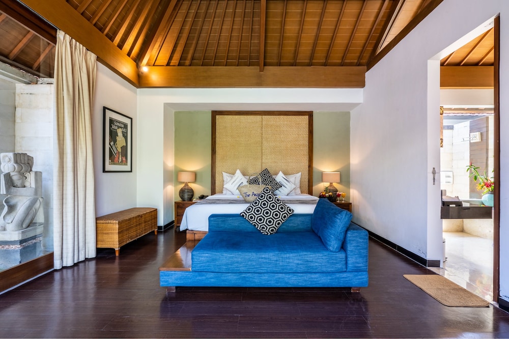 Three-Bedroom Villa with Private Pool - Photo 4