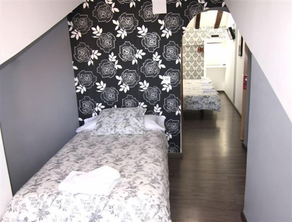 Triple Room, Private Bathroom - Photo 12