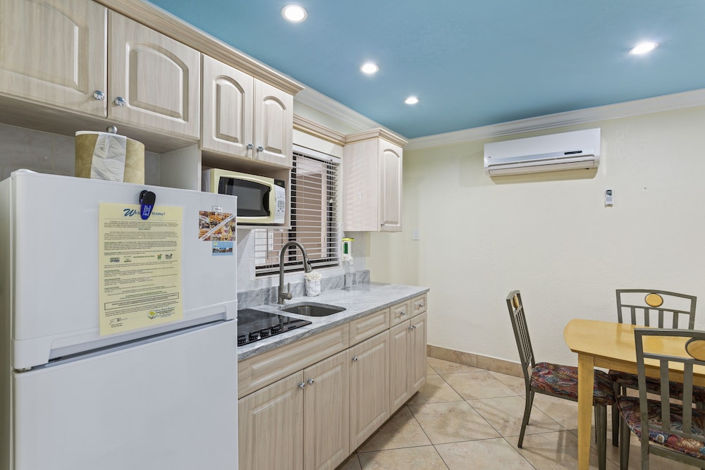 Superior Efficiency Suite: 2 Double Beds in 1 Bedroom and 1 Sleeper Sofa - Photo 6