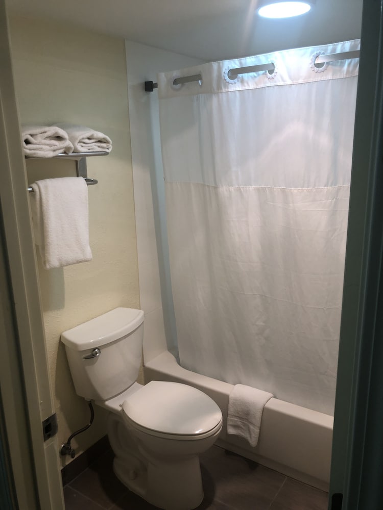 Standard Room, 2 Queen Beds - Photo 7