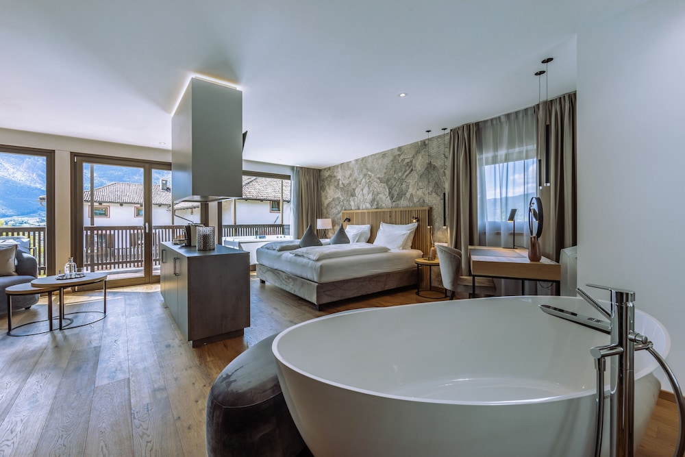 Grand Suite, Jetted Tub, Mountain View