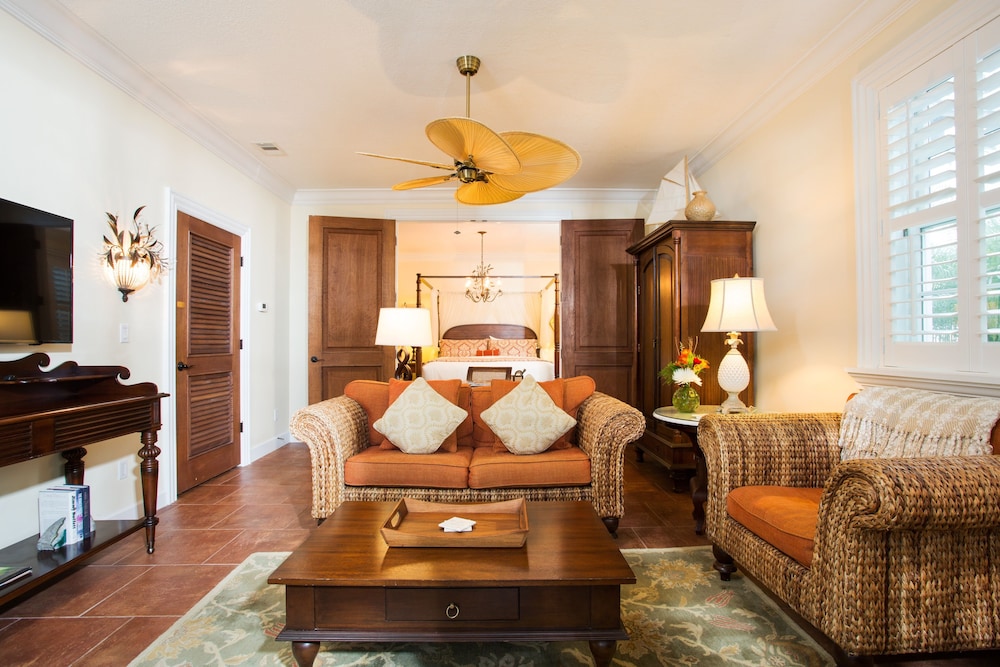 Luxury Suite, 1 King Bed, Refrigerator & Microwave, Ground Floor photo 2
