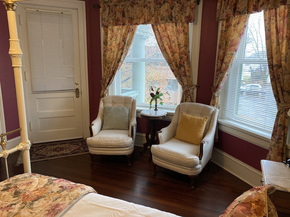 Room, 1 Queen Bed, Non Smoking, Jetted Tub (Poppy) photo 3
