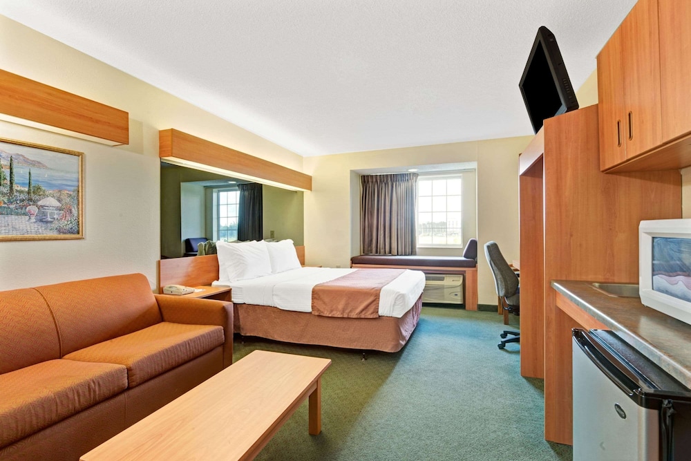 Suite, 1 Queen Bed, Accessible, Non Smoking - Photo 2