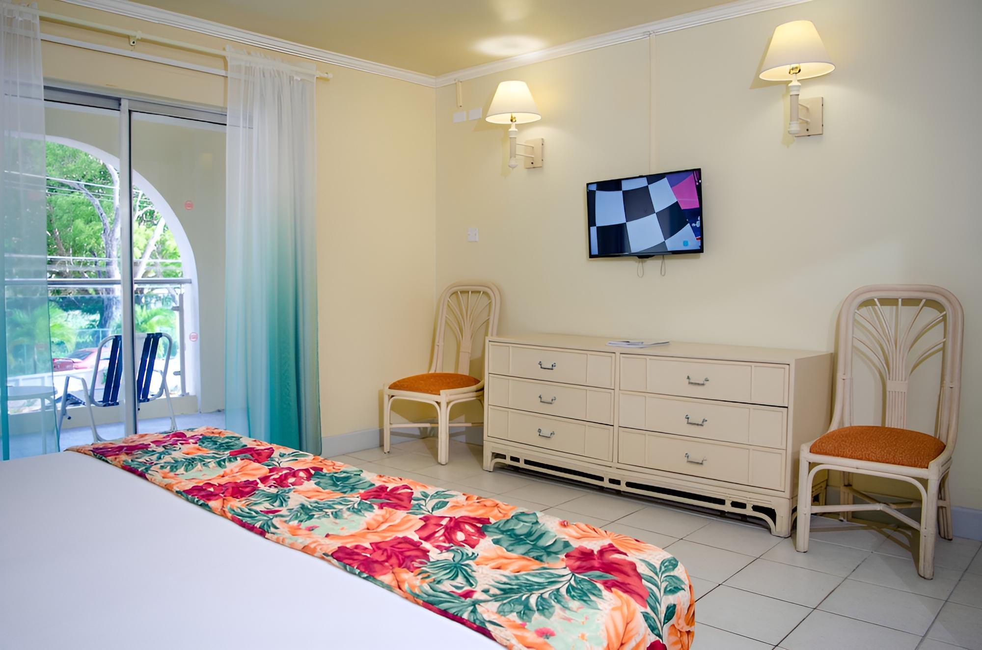Standard Room, 1 Queen Bed, Non Smoking, Balcony - Photo 2