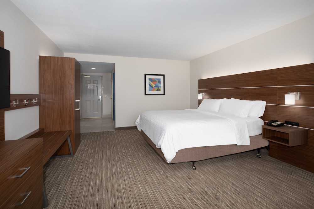 Standard Room, 1 King Bed, Accessible (Communications, Mobility, Access Tub) - Photo 5