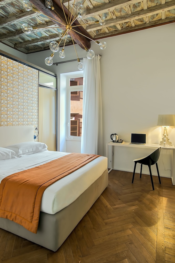 Deluxe Room thumbnail 6