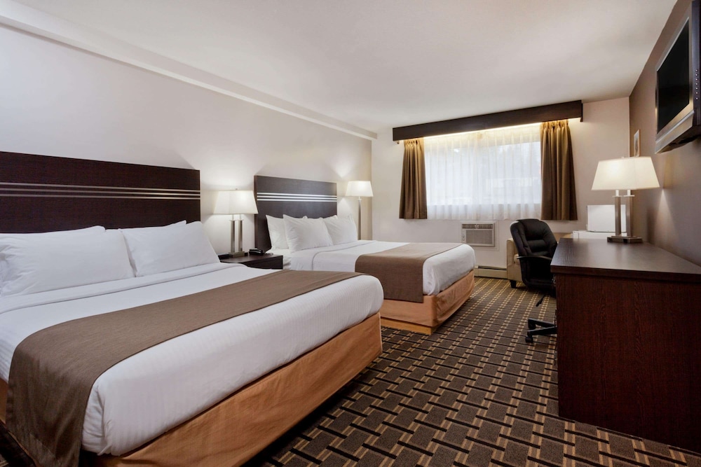 Loft Suite, 3 Queen Beds, 1 Twin Bed, Kitchenette, Non Smoking