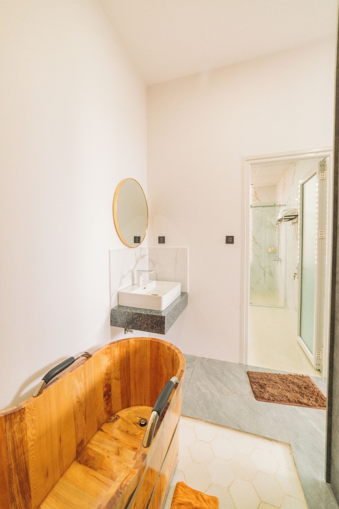 Deluxe Pool Access with Bathtub - Photo 2