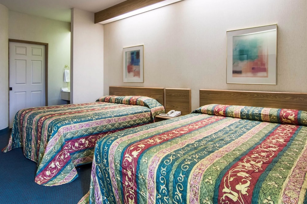 Standard Room, 2 Queen Beds, Non Smoking - Photo 3