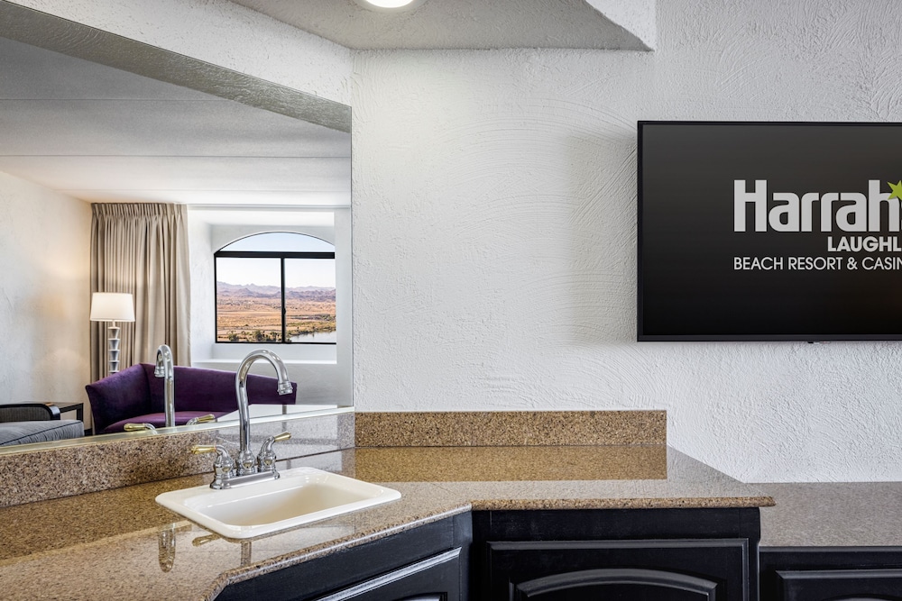 North Tower Vista Suite King Non-Smoking (Newly Renovated) - Photo 3
