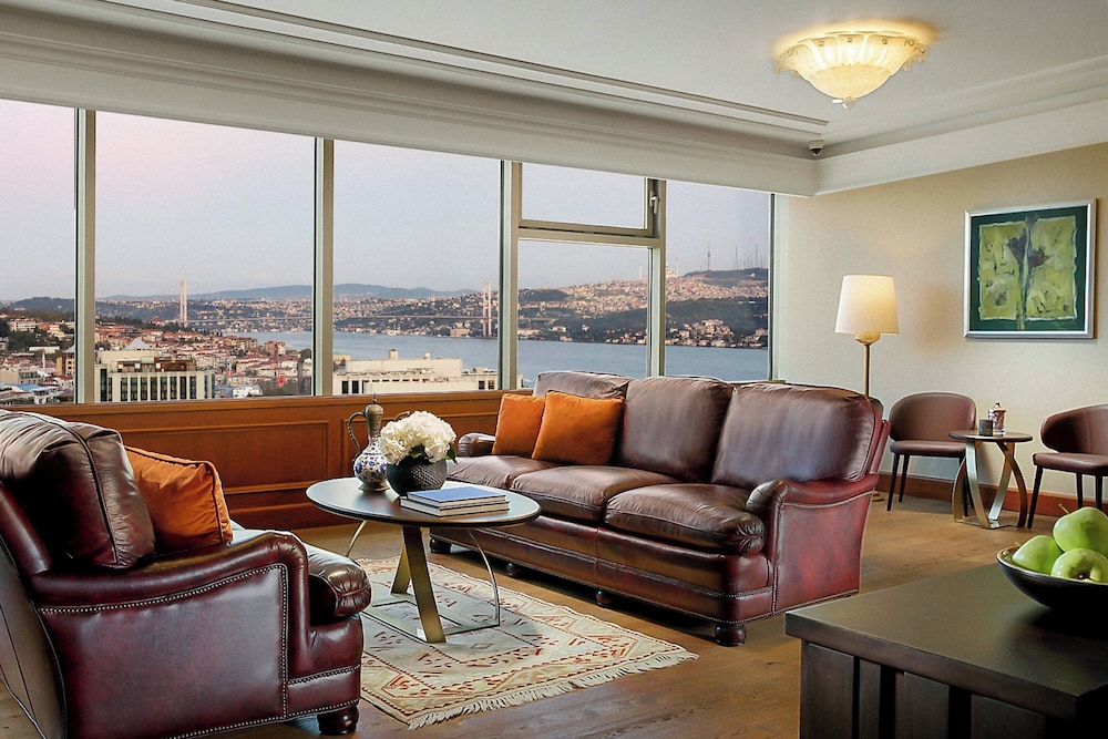 Presidential Suite, 1 King Bed with Sofa bed thumbnail 6