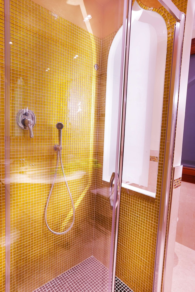 Deluxe Double or Twin Room, Canal View thumbnail 6