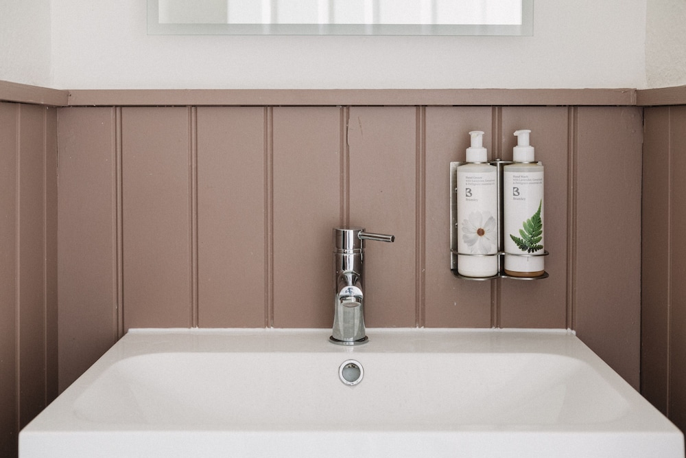 Suite, Ensuite photo 2
