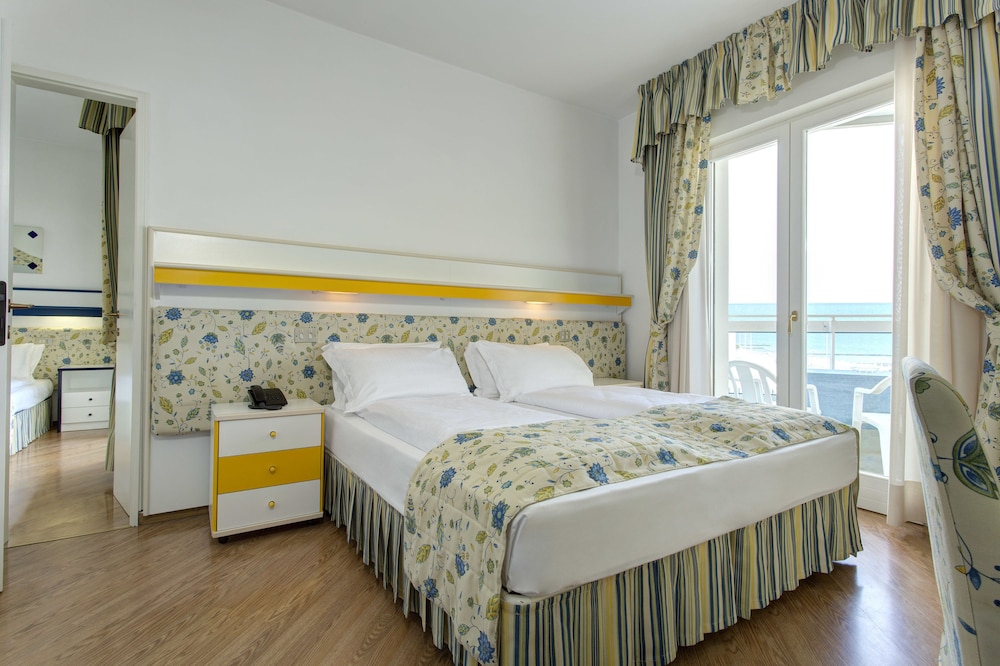 Deluxe Room, 2 Bedrooms, Connecting Rooms, Sea View