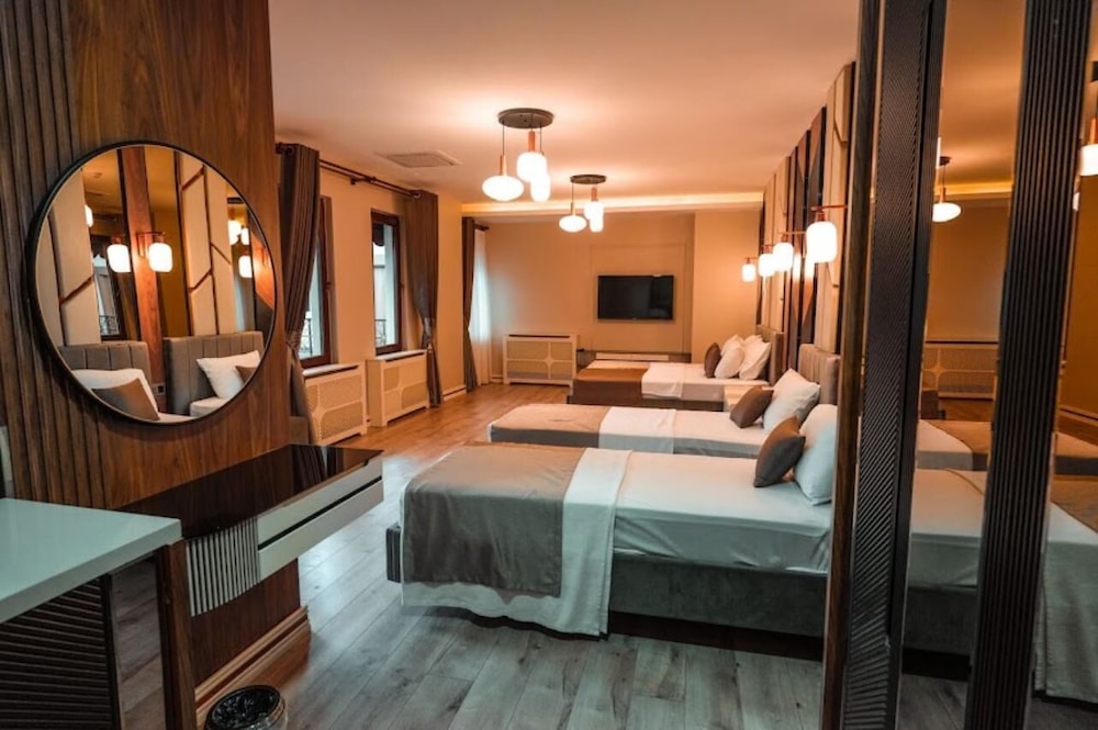 Classic Quadruple Room, City View
