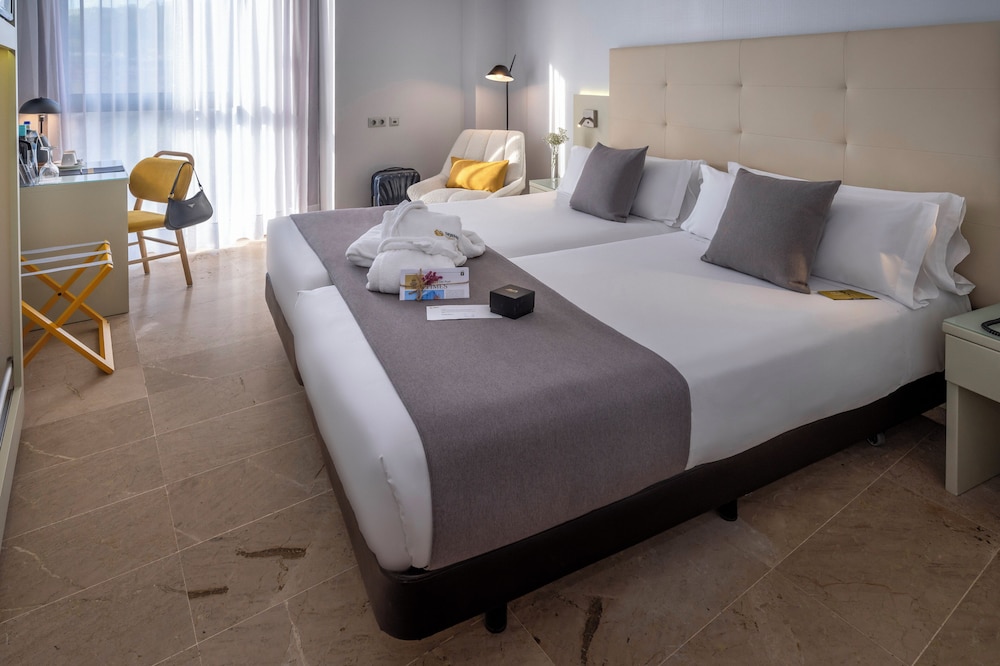 Comfort Double Room, Tower thumbnail 5