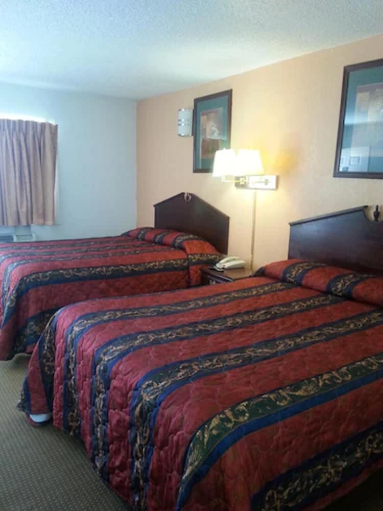 Standard Room, 2 Queen Beds - Photo 3