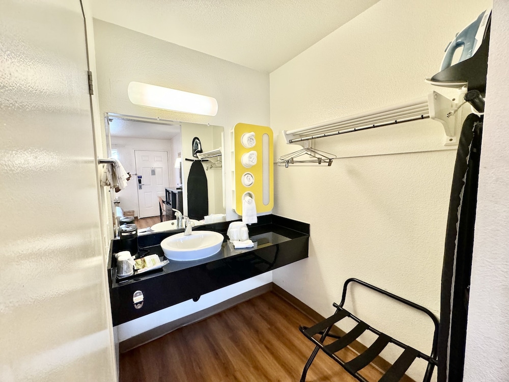 Standard Room, 1 Queen Bed, Non Smoking, Refrigerator & Microwave - Photo 4