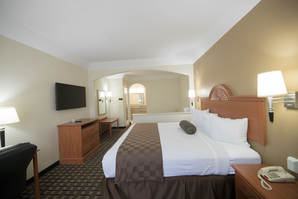 Deluxe Room, 1 King Bed, Smoking, Refrigerator & Microwave - Photo 3