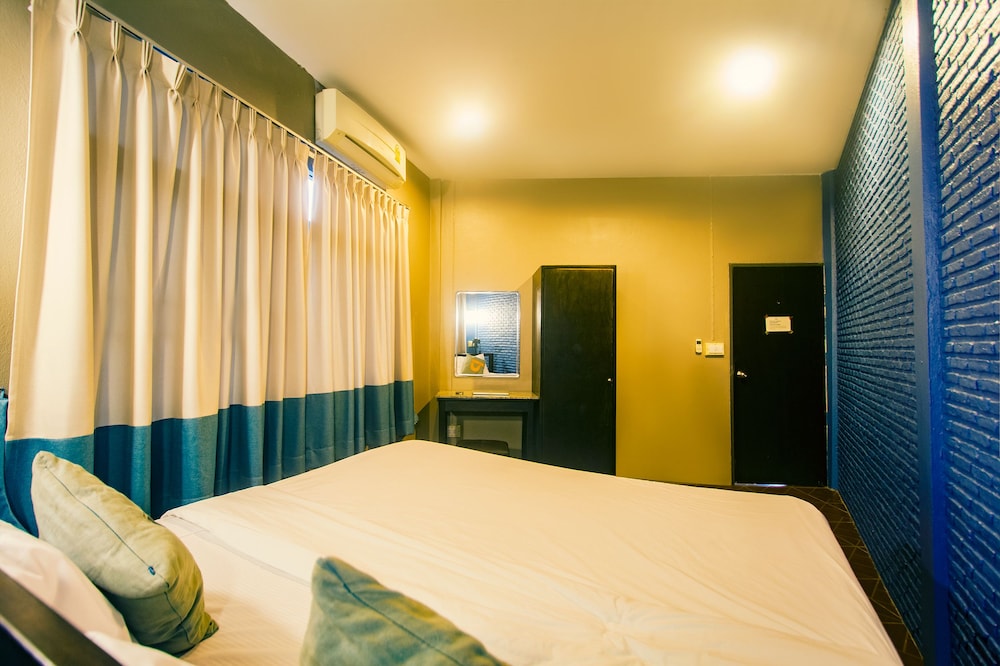 Basic Double Room, 1 King Bed photo 3