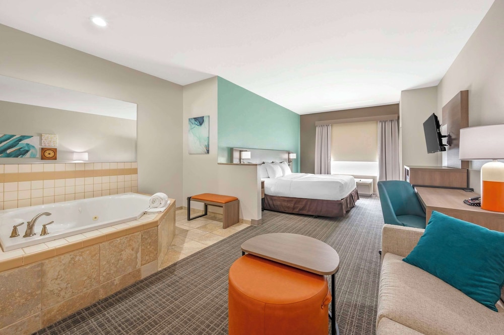 Suite, 1 King Bed with Sofa bed, Accessible, Non Smoking - Photo 3
