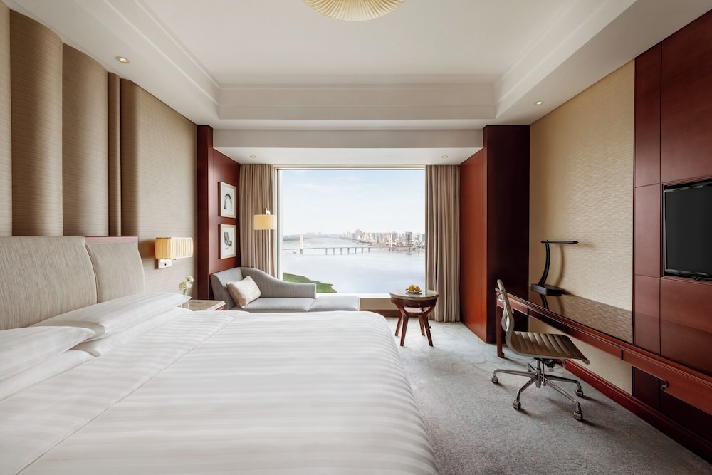 Deluxe Room, 1 King Bed, River View photo 2