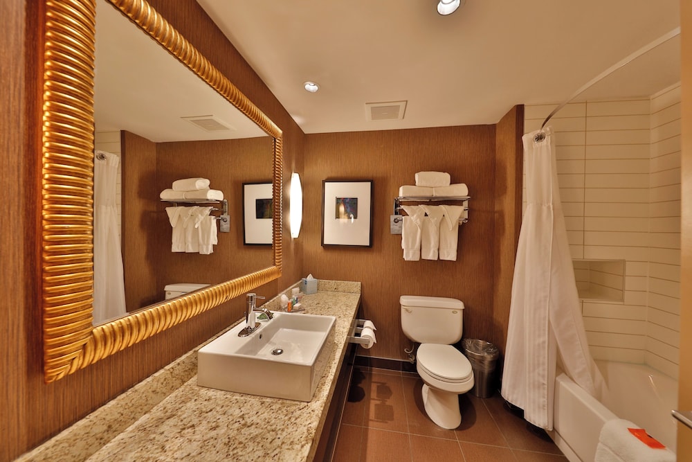 Premium Room, 1 King Bed - Photo 4