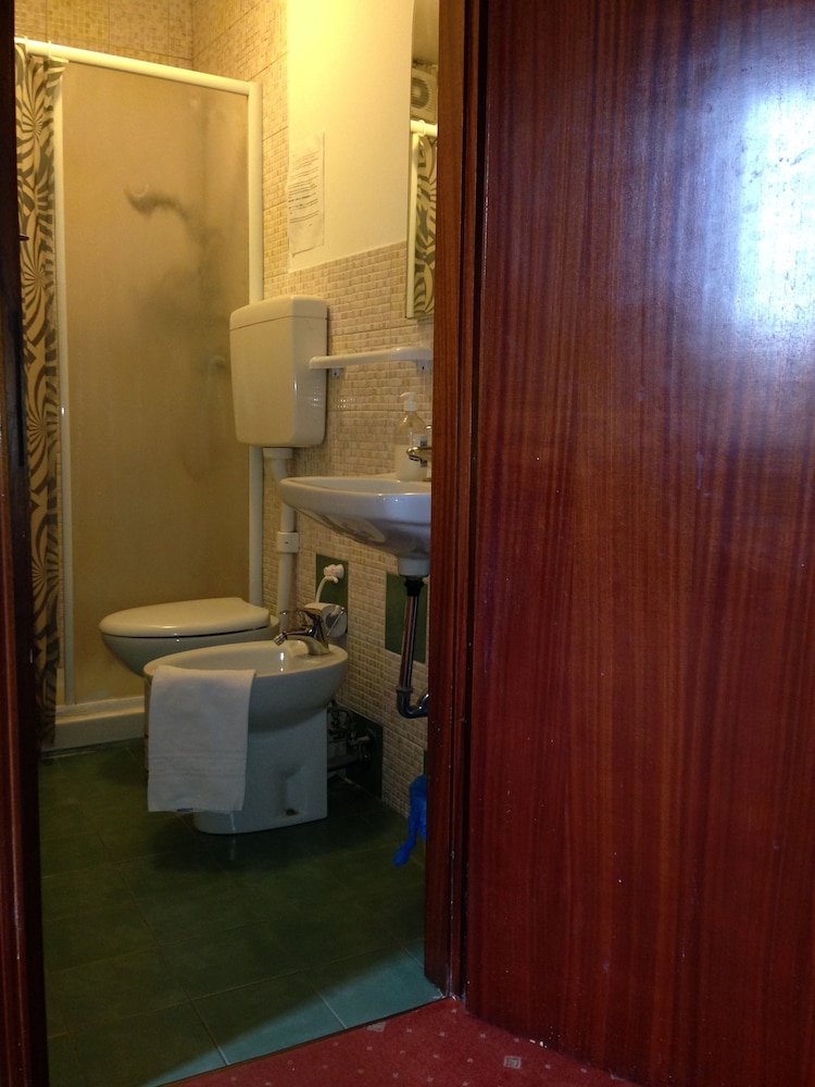 Double Room Single Use, Shared Bathroom photo 3