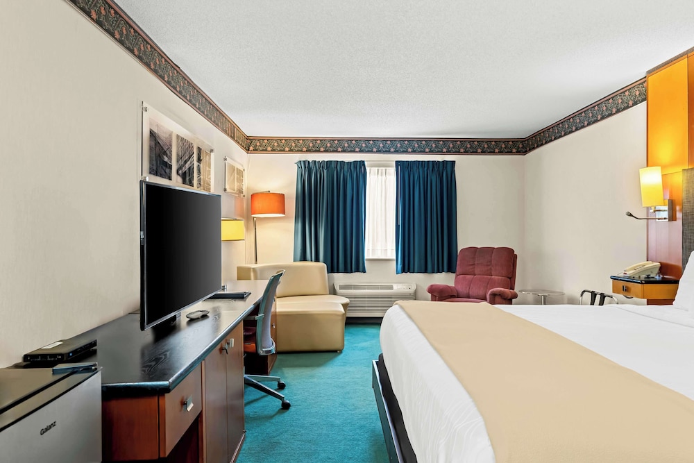 Room, 1 King Bed, Non Smoking - Photo 1