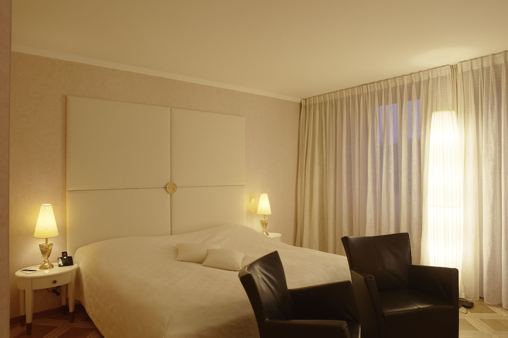 Double or Twin Room, City View - Photo 2