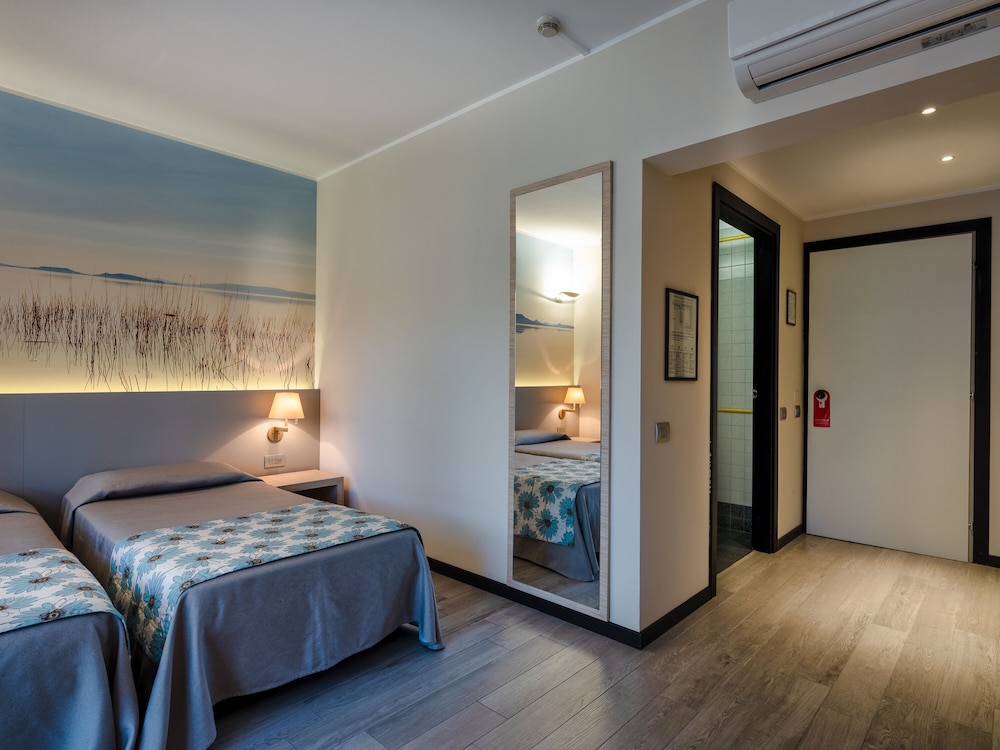 Classic Triple Room, Balcony photo 2