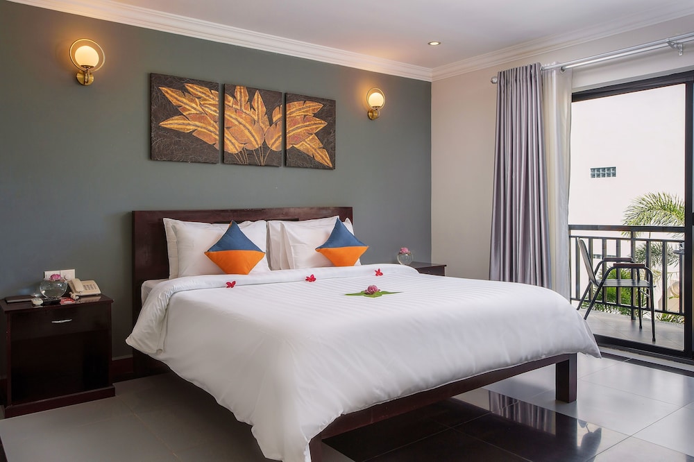 Deluxe Double Room with Balcony - Photo 15