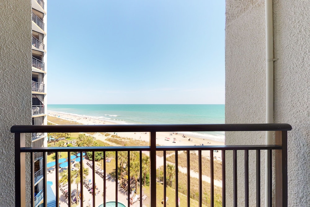 Room (Studio, King Bed, Oceanfront) photo 3