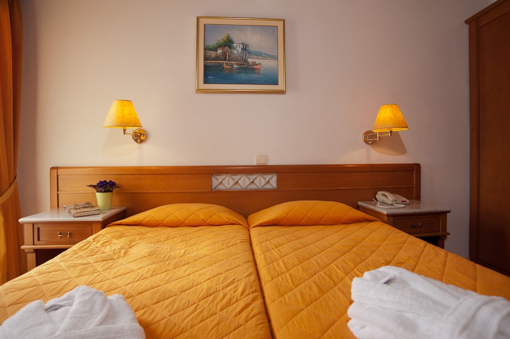 Double or Twin Room (Street View) - Photo 5