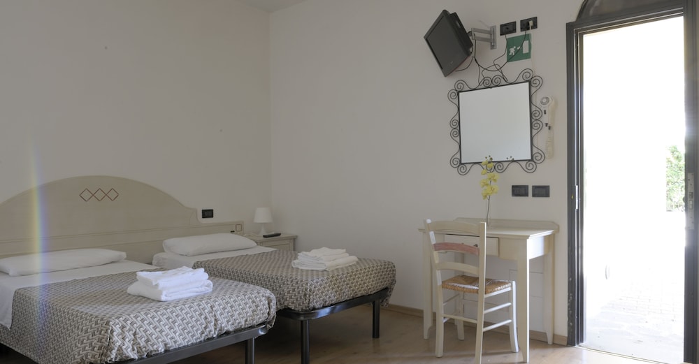 Triple Room, Private Bathroom - Photo 4